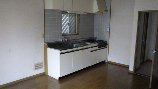 江波西メゾネットのキッチン|コンパクトなキッチンで掃除もラクラク