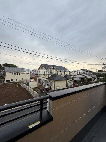 【バルコニー】 | ２階に洗濯機置き場があるので、階段の上り下りすることなく洗濯機を干せます◎