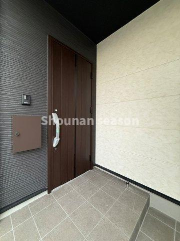 【玄関】 | 玄関に入るとセカンド洗面台があり、室内に汚れを持ち込むことなく衛生的です◎ 