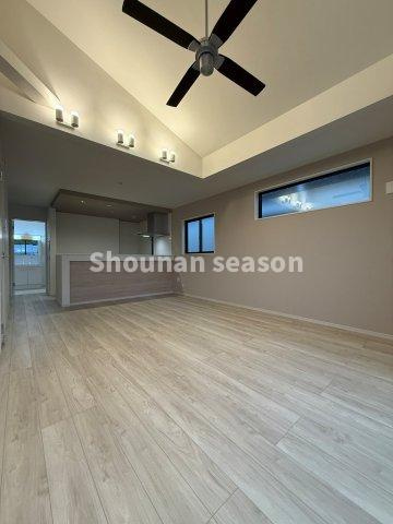 【居間・リビング】 | シーリングファンが映える開放的なリビングです☆