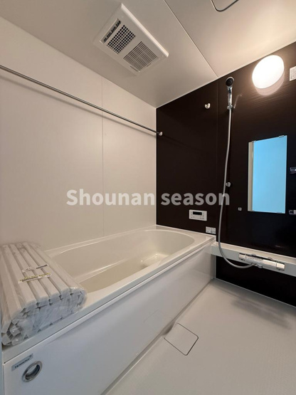 【浴室】 | お風呂の近くににウォークインクローゼットを完備していて、パジャマや下着などの入浴後に使用するアイテムを収納す