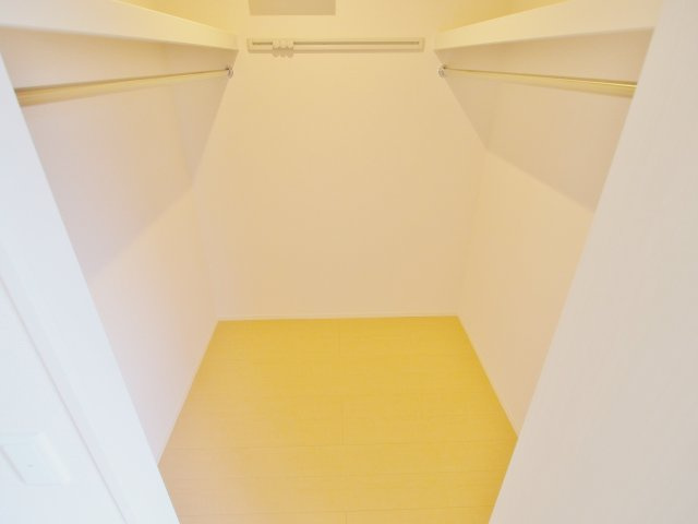 安芸郡府中町城ケ丘のアパートの収納