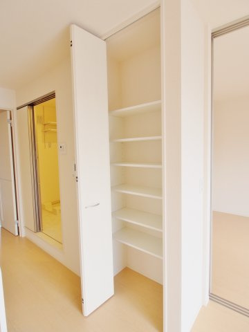 安芸郡府中町城ケ丘のアパートの収納