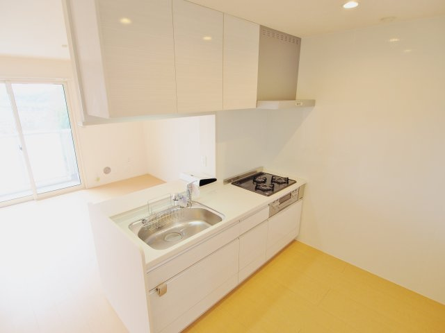 安芸郡府中町城ケ丘のアパートの居間・リビング