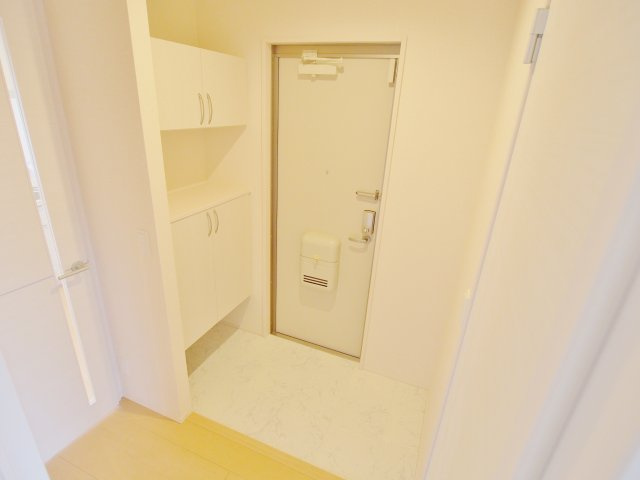 安芸郡府中町城ケ丘のアパートの玄関