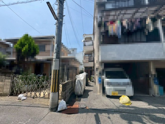 【前面道路含む現地写真】 | 長居２丁目　中古戸建 | 南側にベランダ（洗濯干し場）があるので、日当り良好で洗濯物が良く乾きそうですね♪