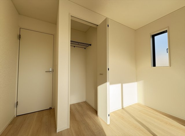 【収納】 | 新座市馬場3丁目　新築一戸建住宅　全2棟　(志木本店) | 奥行きのあるクローゼット