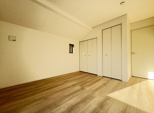 【洋室】 | 新座市馬場3丁目　新築一戸建住宅　全2棟　(志木本店) | 洋室6.6帖／ダブルクローゼットでお部屋を広くお使いいただけます。