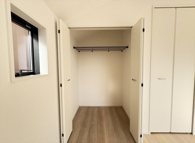 【収納】 | 新座市馬場3丁目　新築一戸建住宅　全2棟　(志木本店) | 収納ケースもスッキリ入る大容量のクローゼット