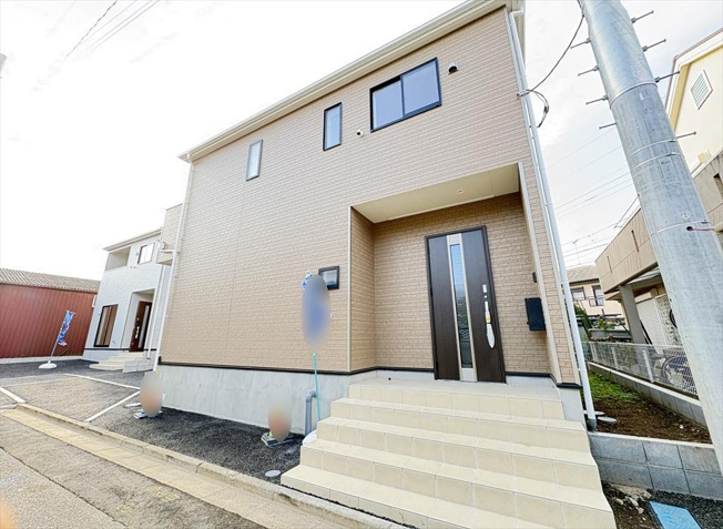 【外観】 | 新座市馬場3丁目　新築一戸建住宅　全2棟　(志木本店) | 閑静な住宅地に立地する新築一戸建住宅。
完成済みのためいつでも内覧可能です。