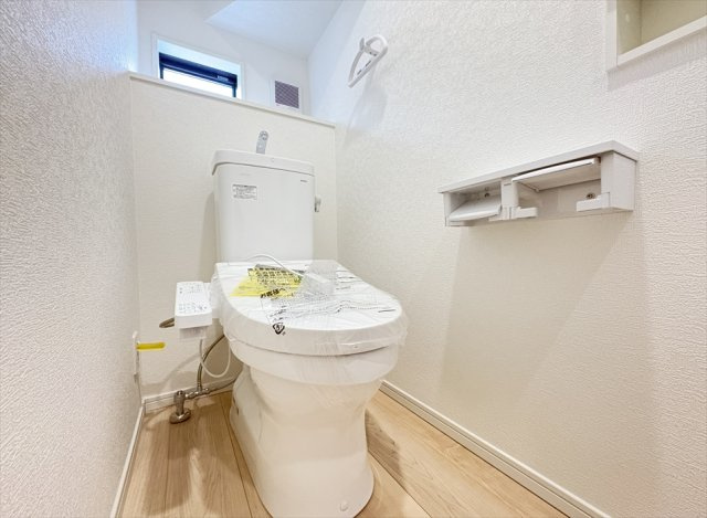 【トイレ】 | 新座市馬場3丁目　新築一戸建住宅　全2棟　(志木本店) | 1階トイレ／家族を感染症から守る温水洗浄便座を完備。