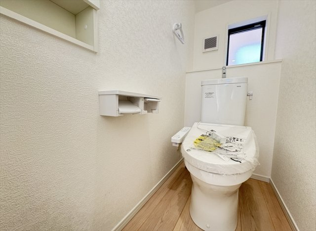 【トイレ】 | 新座市馬場3丁目　新築一戸建住宅　全2棟　(志木本店) | 2階トイレ／衛生用品やトイレットペーパー、掃除グッズの保管に便利な壁面収納でスッキリしたトイレ空間を維持できます。