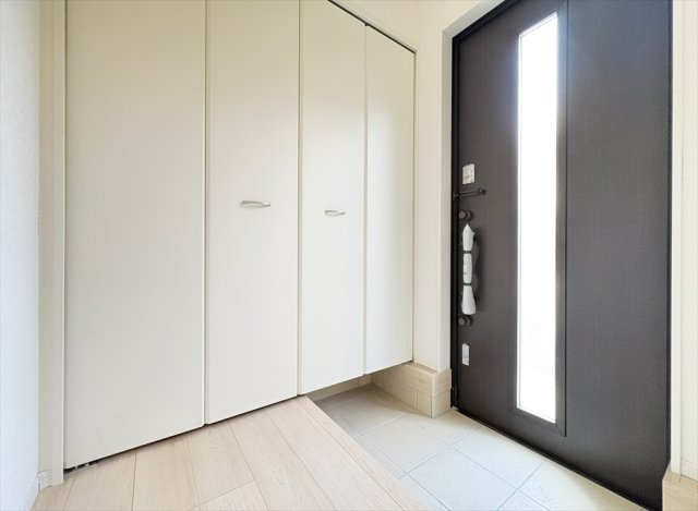 【玄関】 | 新座市馬場3丁目　新築一戸建住宅　全2棟　(志木本店) | 大容量のシューズボックス。