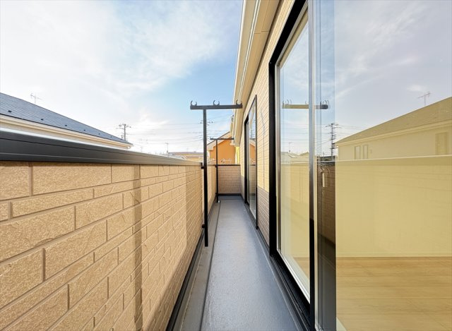 【バルコニー】 | 新座市馬場3丁目　新築一戸建住宅　全2棟　(志木本店) | 2部屋から出入り可能なバルコニーは洗濯や布団干しにも便利です。