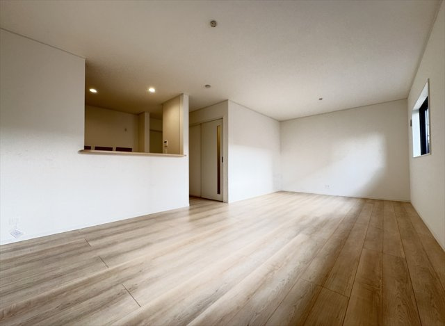 【居間・リビング】 | 新座市馬場3丁目　新築一戸建住宅　全2棟　(志木本店) | 18.2帖の広々としたファミリー空間。
エアコンの熱効率の良いワンフロアタイプです。