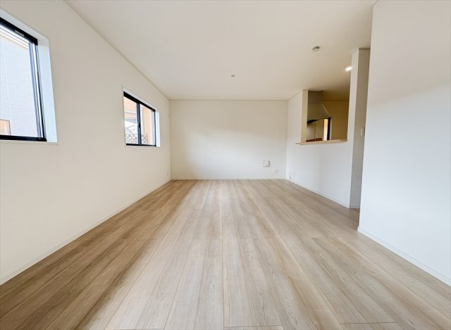 【居間・リビング】 | 新座市馬場3丁目　新築一戸建住宅　全2棟　(志木本店) | 家具の配置がしやすい腰高窓。
通りからの視線も気にならないので家族のプライバシーも守れます。