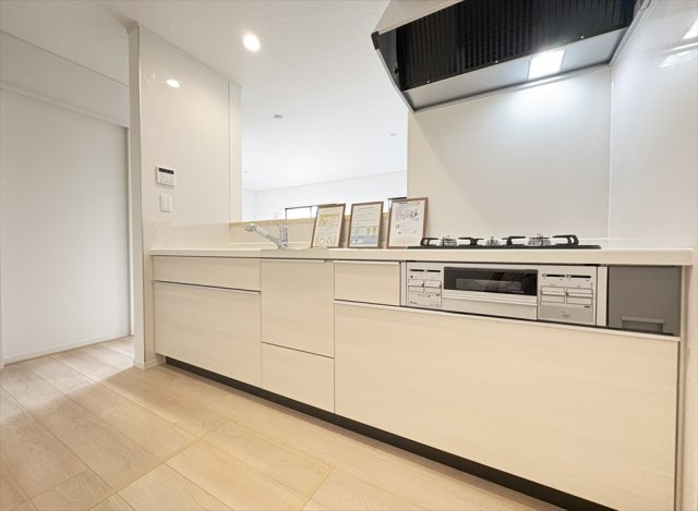 【キッチン】 | 新座市馬場3丁目　新築一戸建住宅　全2棟　(志木本店) | 家事をしながら会話も楽しめる対面キッチン。