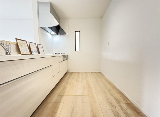 【キッチン】 | 新座市馬場3丁目　新築一戸建住宅　全2棟　(志木本店) | 窓から優しい自然光が入り明るい空間。換気も良好です。