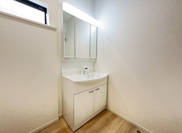 【独立洗面台】 | 新座市馬場3丁目　新築一戸建住宅　全2棟　(志木本店) | 鏡の裏に小物類の収納ができる三面鏡洗面化粧台。