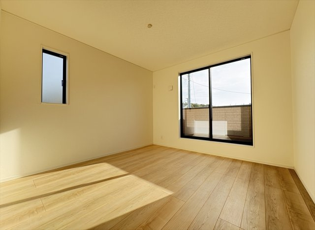 【洋室】 | 新座市馬場3丁目　新築一戸建住宅　全2棟　(志木本店) | 洋室6.6帖／バルコニーに面した開放的な住空間。