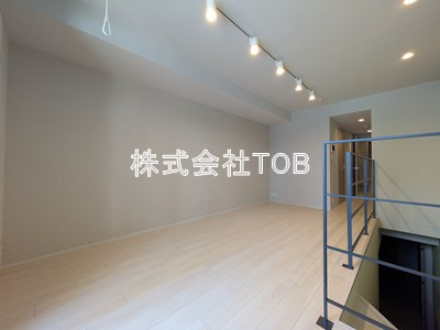 【居間・リビング】 | Ｃｏｅｕｒ　Ｂｌａｎｃ八幡山 | 13.4帖