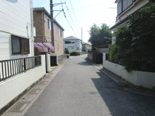 北本市本宿　中古戸建の前面道路含む現地写真