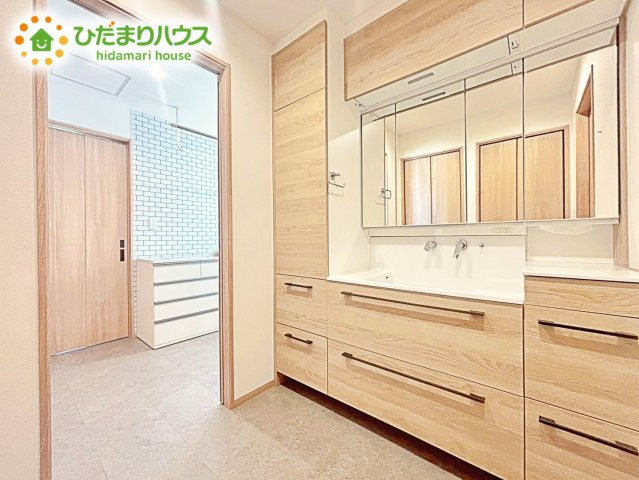 【洗面所】 | ひたちなか市田彦　中古戸建 | ゆったりとした洗面所には物入れを完備！タオルや洗剤をしまえます(^^)/
