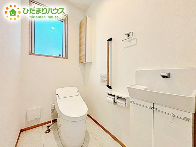【トイレ】 | ひたちなか市田彦　中古戸建 | 小窓で採光面と通気性を確保しておりますので、陽射し差し込む明るい空間で、いつもさわやかな状態を保っていただけます！トイレスペースが1階・2階にございますので、ゲスト用・家族用に分けることもできます。