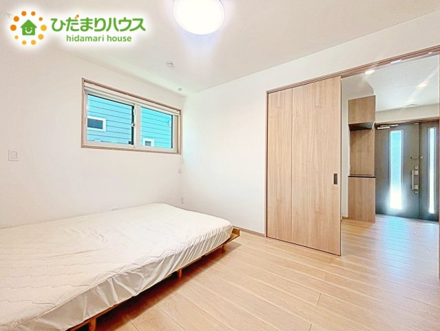 【寝室】 | ひたちなか市田彦　中古戸建 | 壁紙はシンプルで清潔なホワイトで統一しています。朝の光をたっぷり浴びながら一日をスタート！目覚めは明るくあたたかな場所で。