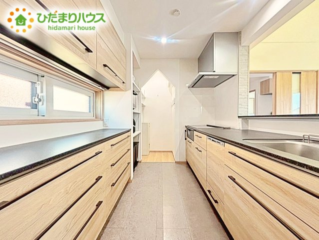【キッチン】 | ひたちなか市田彦　中古戸建 | キッチンには大容量のスライド式の収納を採用しております。奥までしっかりと収納として活用でき、取り出す時も手前の物をどかしたりする手間など掛かりません、キッチン周りをいつもスッキリにしておけます。