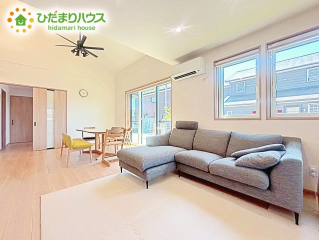 【居間・リビング】 | ひたちなか市田彦　中古戸建 | ナチュラルな木目を基調としたLDKは、明るく上品な心地よさを演出してくれます。空間に広がりをもたらし、より一層広く感じさせてくれます。