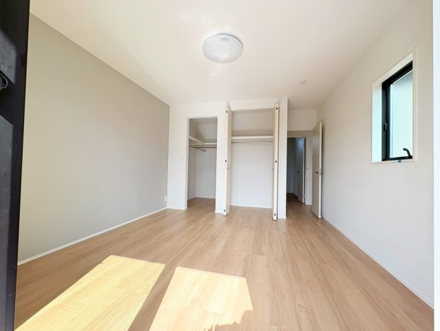 タマタウン　岐阜市西改田　全6区画分譲の寝室|全居室にたっぷり収納できる大型収納を設置。窓ガラスは断熱性能や結露防止効果の高いペアガラスです。