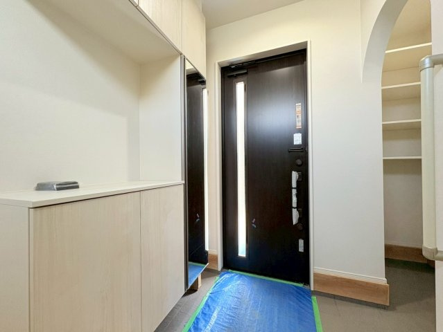 タマタウン　岐阜市西改田　全6区画分譲の玄関|大容量のシューズ収納付きで玄関周りもすっきり！玄関ドアからの光が玄関ホールを明るくしてくれます。