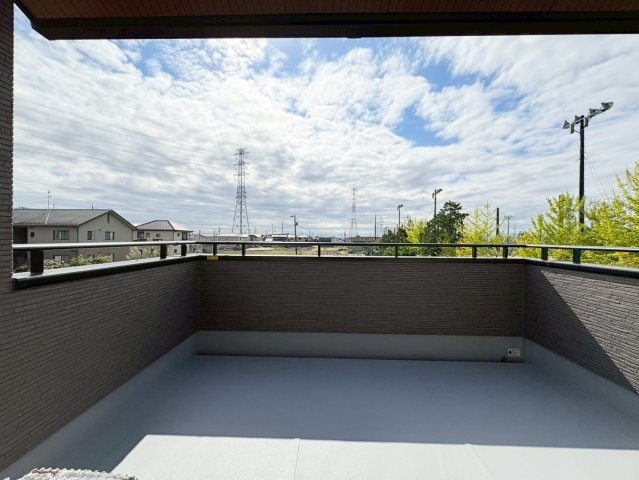 タマタウン　岐阜市西改田　全6区画分譲のバルコニー|バルコニーは南向きで洗濯物もよく乾きます！強度と表面積硬度を持つFPRで防水しています。