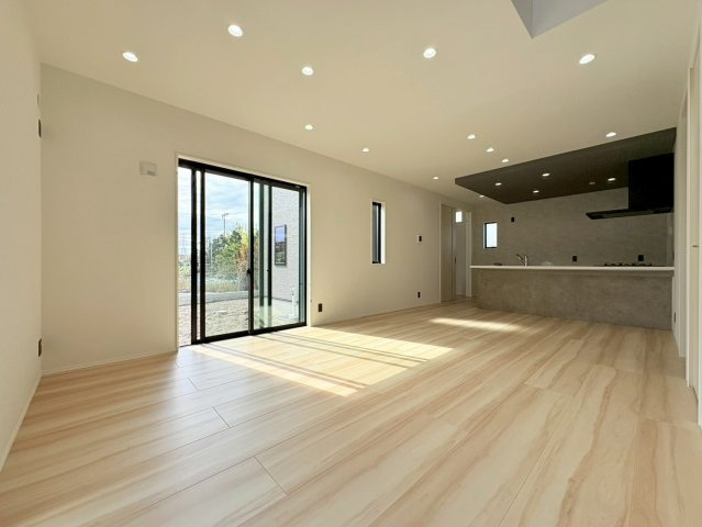 タマタウン　岐阜市西改田　全6区画分譲の居間・リビング|最高級グレードの床材グラフィアート仕様。家族が増える事を考えて約20帖近くの広さにこだわっています
