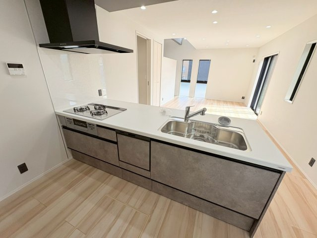 タマタウン　岐阜市西改田　全6区画分譲のキッチン|カウンタースペースがついた広々キッチン。浄水器組込み水栓でシンクまわりがスッキリお使いいただけます
