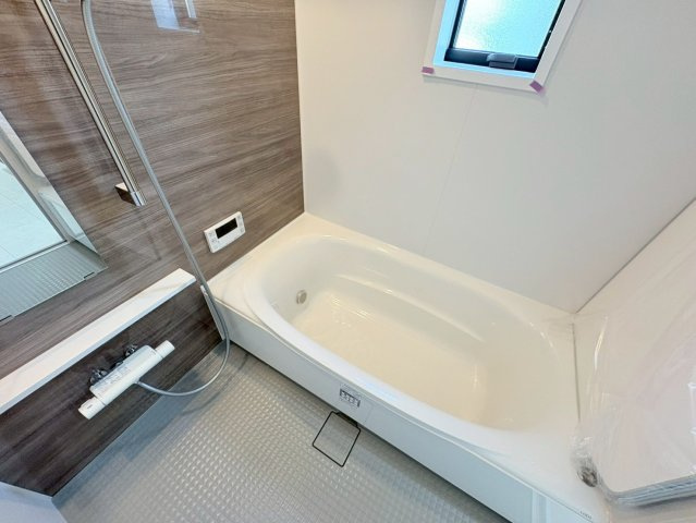 タマタウン　岐阜市西改田　全6区画分譲の浴室|雨天時の洗濯物も安心な換気暖房乾燥機も完備。お子さまやお年寄りが入浴しやすい、あんしん設計です。