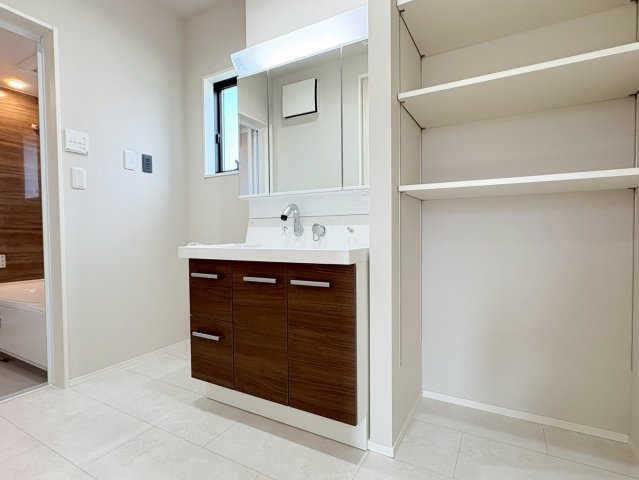 タマタウン　岐阜市西改田　全6区画分譲の独立洗面台|ミラー扉の内側がすべて収納スペースになっています。女性の目線で考えた使いやすさを備えています。