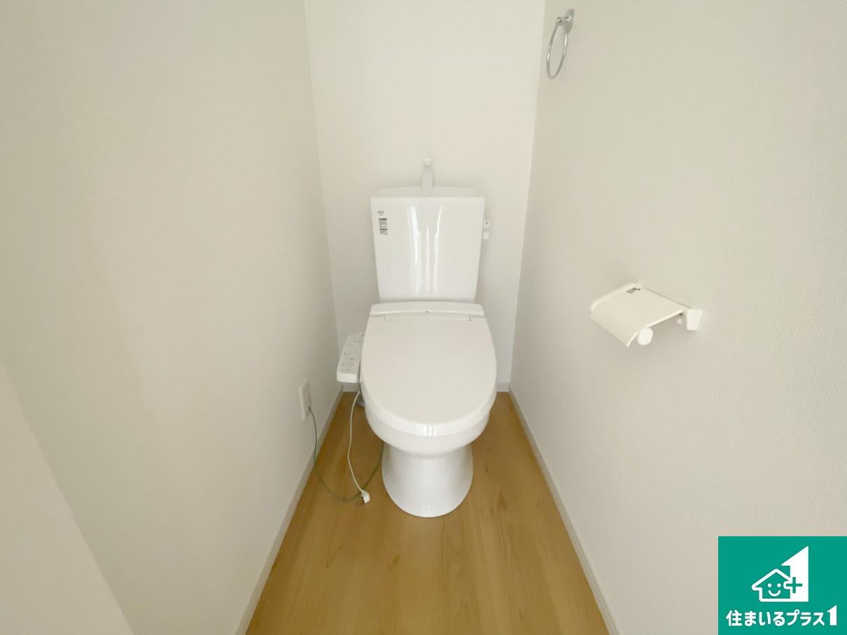 長岡京市今里　第3期　新築一戸建てのトイレ|1・2階の2ヶ所にあるので、朝の忙しい時間の順番待ちもなく、深夜の利用にも大変便利です。