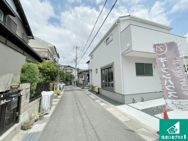 長岡京市今里　第3期　新築一戸建ての前面道路含む現地写真|周辺は閑静な住宅街！前面道路広々で車の出し入れも便利です。駐車が苦手な方でも安心して車庫入れできます！