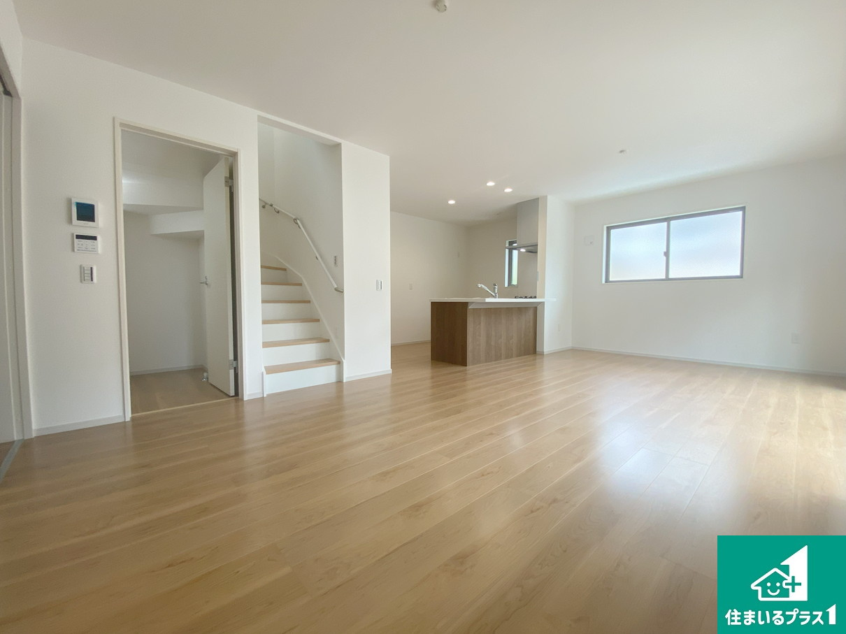 長岡京市今里　第3期　新築一戸建ての居間・リビング|日当たり良好の明るいリビングで朝の目覚めもスッキリできそう！対面キッチンでご家族のコミュニケーションも自然と増える設計！小さなお子様が遊ぶスペースを作っても広々とくつろげるLDK！