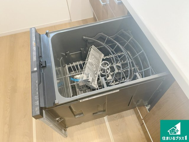 長岡京市今里　第3期　新築一戸建ての設備|食事後の一仕事、食器洗いをボタン一つでお任せできちゃいます！場所を取らないビルトイン式なので、お料理スペースもしっかり確保！