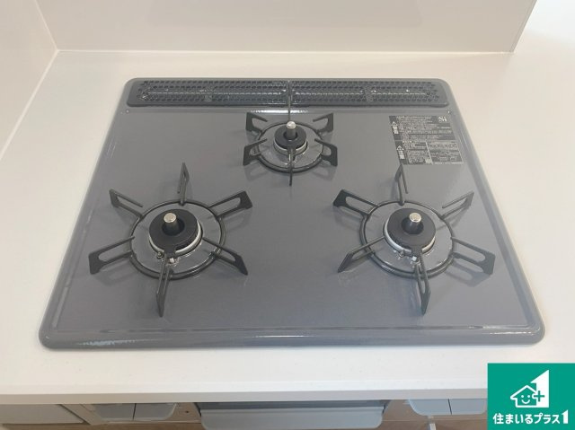 長岡京市今里　第3期　新築一戸建ての設備|ダブル高火力Ｓｉセンサー付きコンロ！３口あるので、まとめて料理をする時も大活躍！