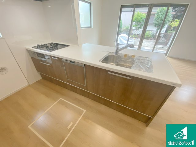 長岡京市今里　第3期　新築一戸建てのキッチン|リビングと統一感があり、使い勝手のいいキッチン。広々としているので、二人並んで作業が出来ちゃいます。お子様と一緒に色々なお料理に挑戦できるスペースがあります。