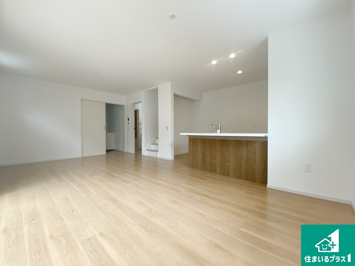 長岡京市今里　第3期　新築一戸建ての居間・リビング|明るいリビングで朝の目覚めもスッキリできそう！対面キッチンでご家族のコミュニケーションも自然と増える設計！小さなお子様が遊ぶスペースを作っても広々とくつろげるLDK！