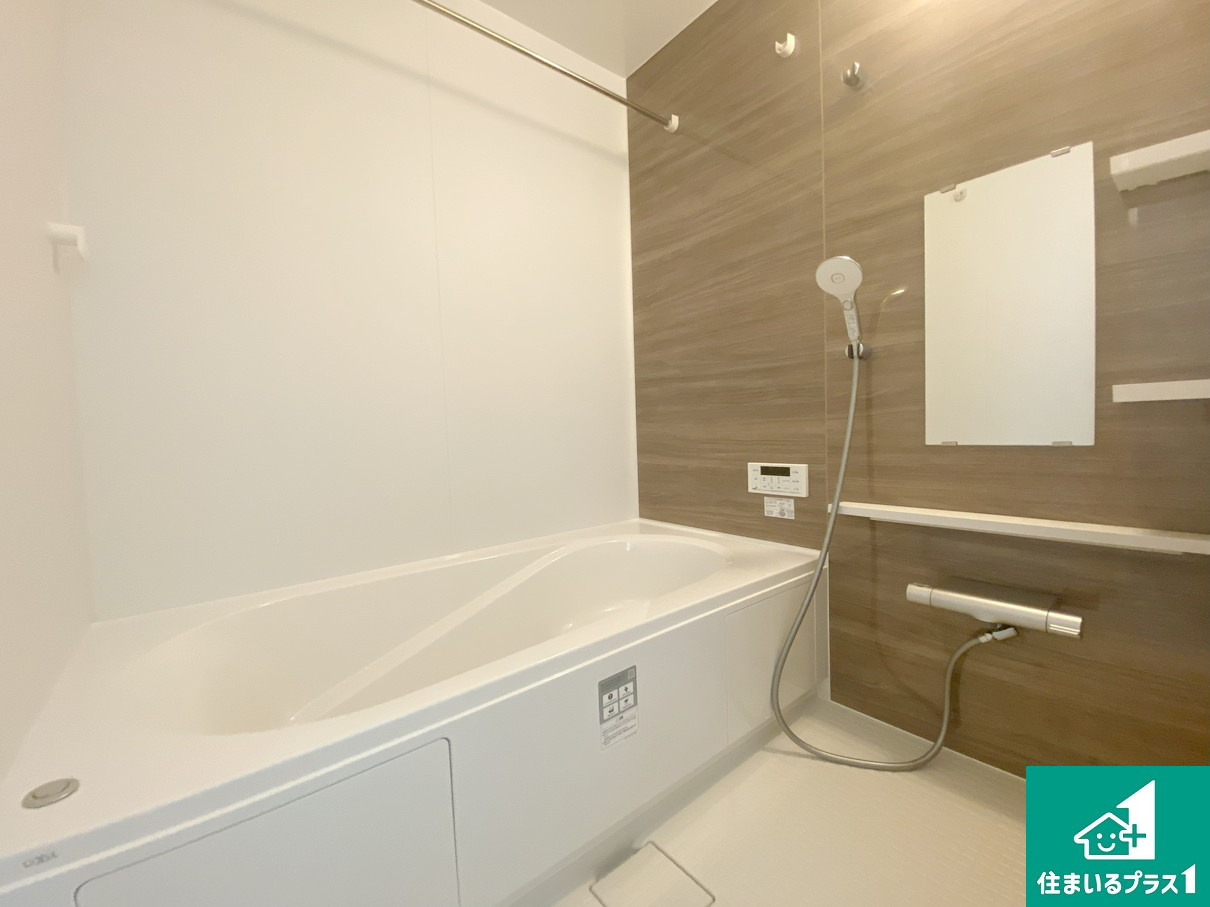 長岡京市今里　第3期　新築一戸建ての浴室|足をゆったり伸ばして寛げる浴槽です。窓が設けられていますので差し込む光が明るく穏やかな雰囲気にしてくれます♪浴室乾燥機も設置しているので、雨の日の洗濯物も安心です♪