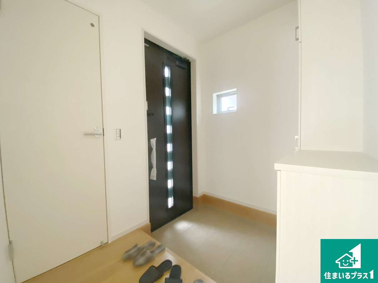 長岡京市今里　第3期　新築一戸建ての玄関|シューズボックスにはたくさんの靴が収納できるので玄関周りはいつもスッキリ！ご家族が増えても安心！