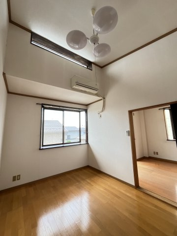 ルナハイツ Part 1の居間・リビング|勾配天井の洋室です