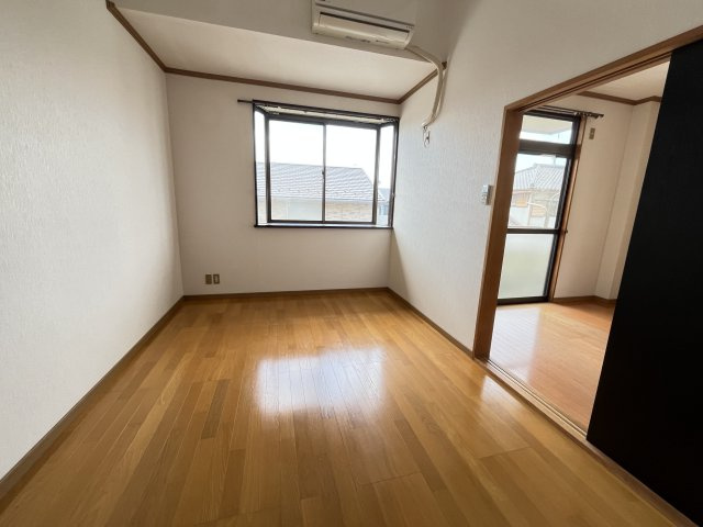 ルナハイツ Part 1の居間・リビング|勾配天井の洋室です