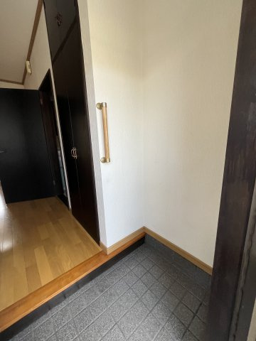 ルナハイツ Part 1の玄関|玄関には手すりがございます